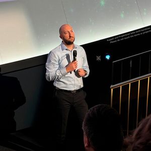 Daniel Papp: „Wir haben ein Modell der Elektrokonstruktion gebaut, in dem die KI arbeiten darf, aber nicht die Wahrheit besitzt.“(Bild:  Stefanie Michel)