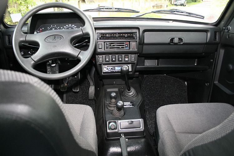 Airbags gibt es ebenfalls keine, dafür hielt ABS Einzug in den automobilen Klassiker. Zum nostalgischen Fahrgefühl tragen auch das große Lenkrad, der ellenlange Schalthebel und die so gut wie ausgestorbenen Kippschalter bei; ... (Foto: auto-medienportal.net)