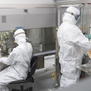 Evonik unterstützt pharmazeutische und biopharmazeutische Unternehmen weltweit mit einem Netzwerk für die Entwicklung und Herstellung von Lipid- und LNP-Formulierungen, das alle Bereiche der Wertschöpfungskette umfasst.(Bild:  Evonik)