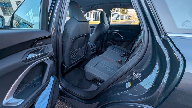 Ein Raumwunder ist der Q5 nicht, aber das Platzangebot ist ausreichend, um auch mal zwei Erwachsene auf der Rücksitzbank mitzunehmen. Sie können sich zudem über eine eigene Klimazone freuen. (Bild: Mauritz – VCG)