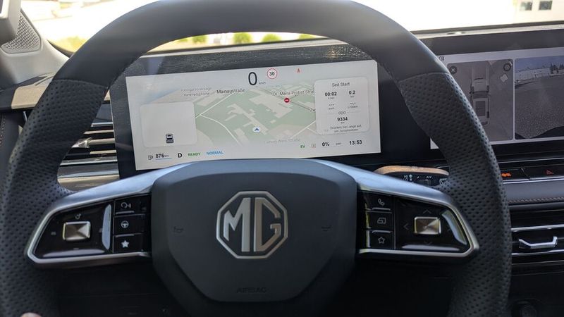 Das 12,3 Zoll große Fahrerdisplay zeigt die Geschwindigkeit, den Verbrauch, die Navigation und die Fahrassistenz-Daten an. Gesteuert wird das Display über die Tasten am Lenkrad. (Bild: Simon – VCG)
