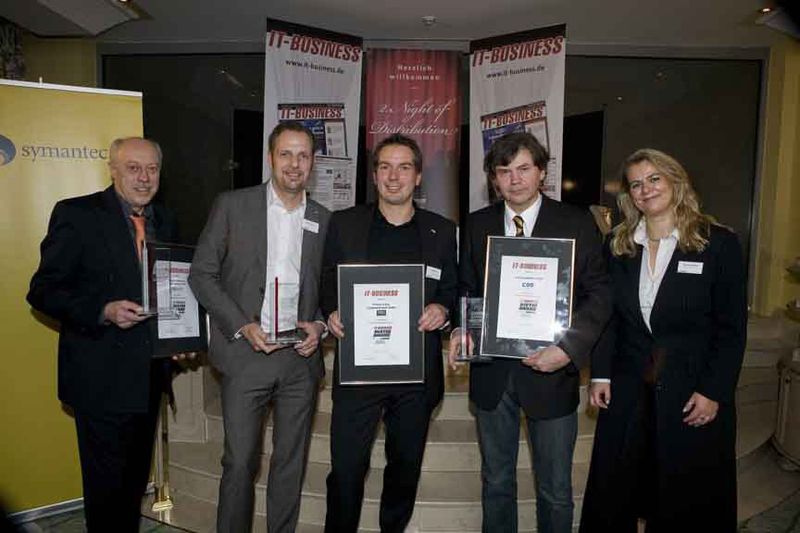 Die Top-3-Distributoren in der Kategorie Peripherie- und Komponenten-Distribution (v.l.): Detlef Kleemann von Tragant (Gold-Award), Björn Siewert und Oliver Kau von Siewert & Kau (Platin-Award) und Michael Krings von COS Distribution (Silber-Award). (Archiv: Vogel Business Media)