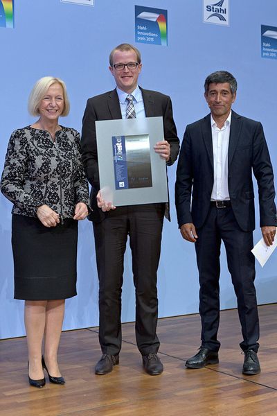 Dr.-Ing. Christoph Becker nimmt für das Institut für Umformtechnik und Leichtbau (IUL) der TU Dortmund die Auszeichnung entgegen, für ein Verfahren zur Herstellung von Leichtbauprofilen durch inkrementelles Profilumformen. (Foto: Wirtschaftsvereinigung Stahl)