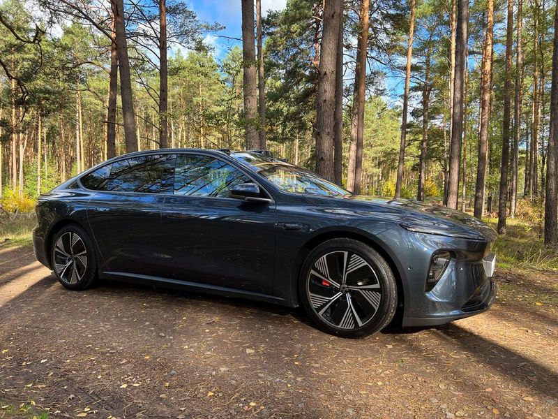 Dabei bietet die Limousine ET 7 den Komfort der Oberklasse. Die Sitze bieten eine Massagefunktion. Die helle Innenausstattung ist hochwertig und setzt auf Karuun, aus nachwachsendem Rattan-Holz statt Plastik. Der flache Boden und ausreichend Bein- und Kopffreiheit machen die Mitfahrt auch auf der Rückbank zum Vergnügen (3,06 m Radstand).  (Bild: Dirk Kunde/ Vogel Communications Group )