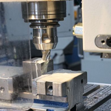 Dank Ausstattung mit einer Streckensteuerung Heidenhain PT 8016 braucht die Universalfräsmaschine FPS 500M-digital keine Umhausung und bietet dadurch einen optimalen Blick auf Werkzeug und Werkstück. (Bild: FPS Werkzeugmaschinen)