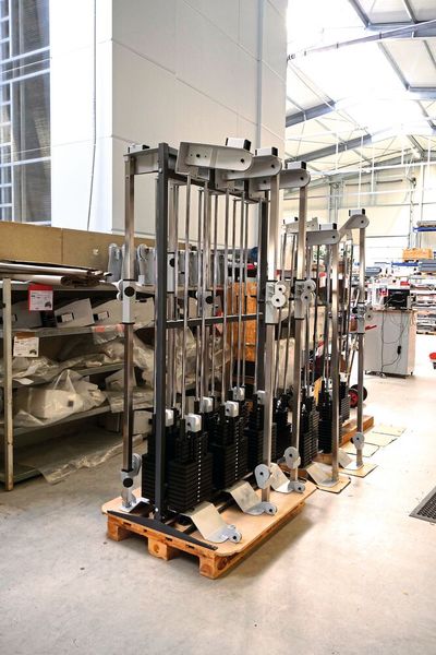 Die Reha-Trainingsgeräte (hier die Baugruppenmontage) müssen höchsten Anforderungen genügen, von der ISO-13485-Zertifizierung bis zur Rückverfolgbarkeit der Produktion. (Bild: Andrea Jäger)