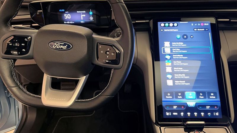 Die Besonderheit bei der Innenausstattung ist der Privat Locker. Der große Bildschirm im Hochkant-Format (14,6 Zoll) lässt sich verschieben. So entstehen unterschiedliche Neigungen, die dem gewünschten Blickwinkel von Fahrer und Beifahrer entsprechen.Dahinter verbergen sich knapp zwei Liter Stauraum für Wertsachen.  (Bild: Dirk Kunde)