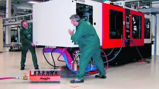 Dank spezieller Luftkissen gleiten auch schwerste Maschinen wie von Geisterhand bewegt dahin, ohne dass der Boden einen Kratzer bekommt. (Archiv: Vogel Business Media)