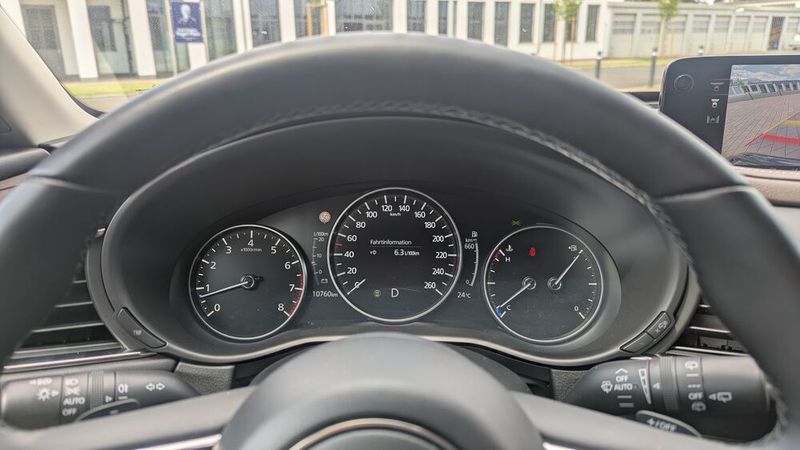 Klassischer Anblick: Hinter dem Lenkrad sind drei Rundinstrumente, die äußeren beiden sind analog. Schwer zu fotografieren, aber ebenfalls vorhanden ist ein Head-up-Display, das auf die Frontscheibe projiziert wird.   (Bild: Simon – VCG)