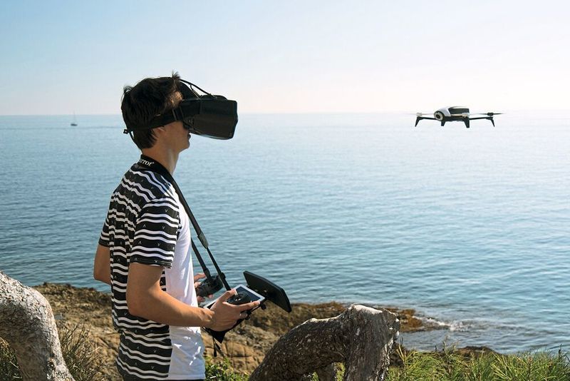 Wenn der Pilot über das Display der Steuerung wischt, kann er den Winkel der eingebauten Kamera damit verändern. Bis 180° sind möglich. (CRP Technology)