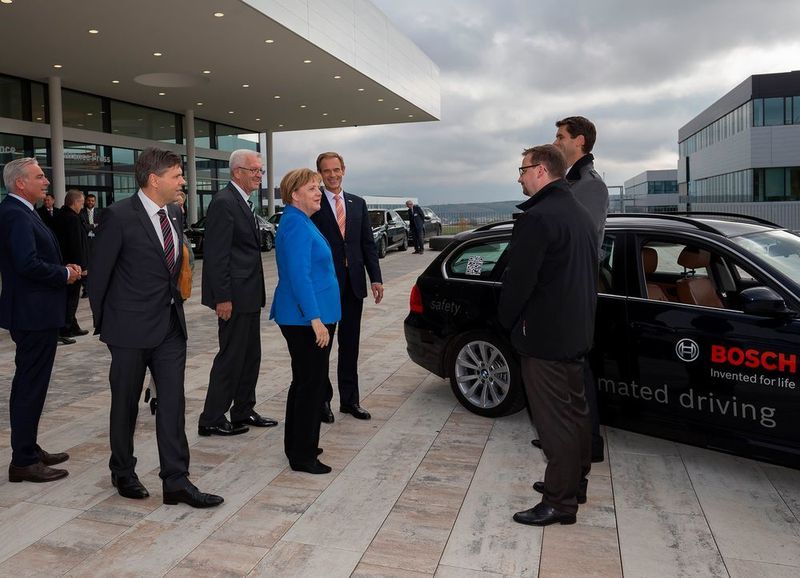 Bosch erprobt bereits seit 2013 das automatisierte Fahren im öffentlichen Straßenverkehr. In Anwesenheit von Bundeskanzlerin Dr. Angela Merkel und Baden-Württembergs Ministerpräsident Winfried Kretschmann sowie zahlreichen weiteren Gästen aus Politik, Wirtschaft und Wissenschaft wurde der Forschungscampus jetzt eröffnet. (Bild: Bosch)