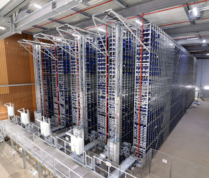 Die vierfach tiefe Lagerung geschieht im viergassigen AKL mit 44.000 Behälterstellplätzen. (IGZ)