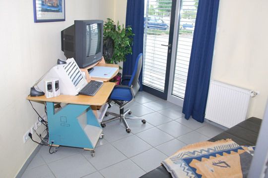 Wenn eine Reparatur einmal etwas länger dauern sollte, können es sich die Fahrer in einem eigenen kleinen Zimmer gemütlich machen. (»kfz-betrieb«)