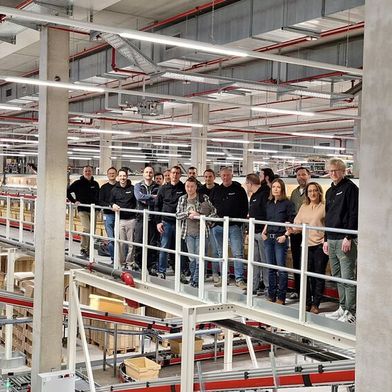 Das für die Entwicklung des übergeordneten Materialflussrechners (MMFC) bei Witt verantwortliche Team beim Gruppenfoto. (Bild: Witt)