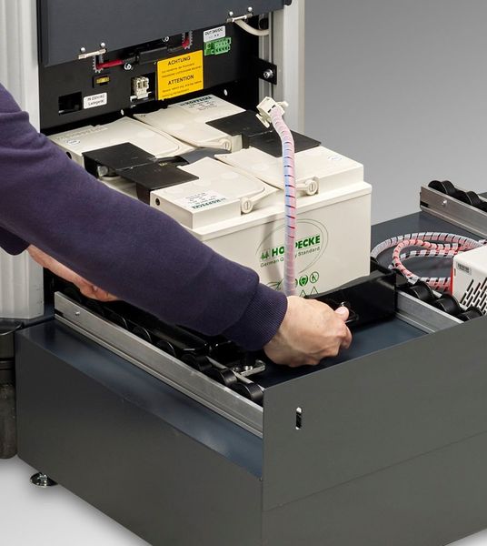 Mit dem neuen MAX BWS-R und der zugehörigen MAX powerstation kann der Batteriewechsel nun innerhalb einer Minute durch eine Person durchgeführt werden. (ACD Elektronik GmbH)