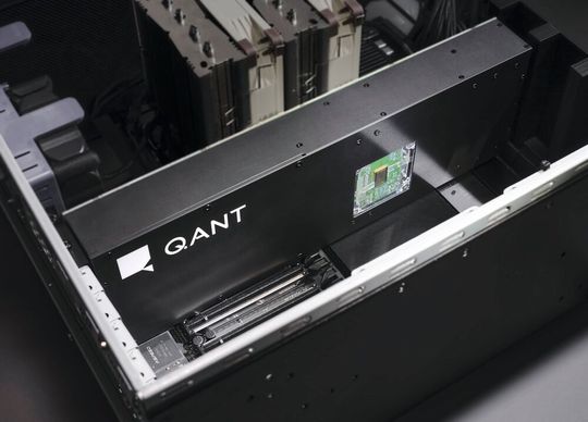 Um eine höhere Rechenleistung und eine verbesserte Energieeffizienz zu erzielen, wurde die Generation 2 der Native Processing Unit (NPU) als photonischer KI-Beschleuniger installiert.(Bild:  Q.ANT)