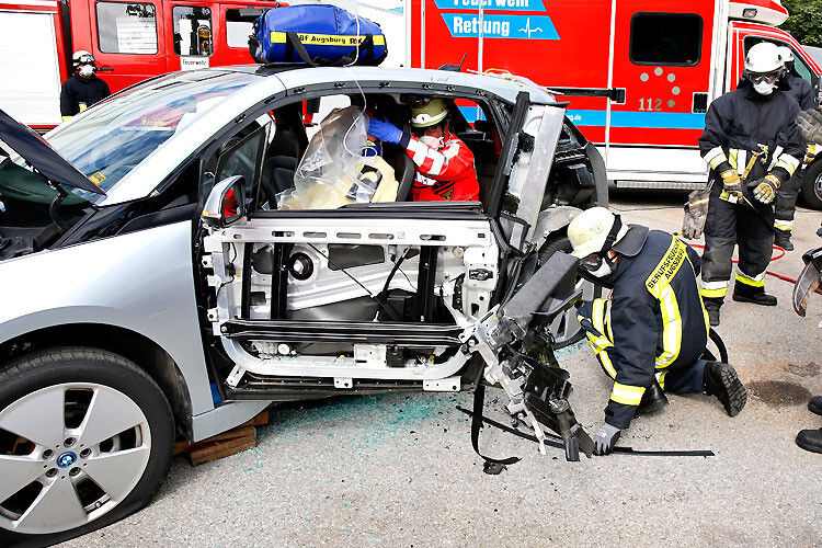 Autos aus Carbon wie das Elektroauto BMW i3 sind für Rettungskräfte eine neue Herausforderung. (Foto: ADAC)