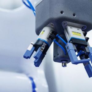 Der Roboter ist ausgestattet mit einem dreiseitigen Multifunktionsgreifer, den Goldfuß  Engineering speziell für diese Anwendung entwickelt hat.(Bild:  Goldfuß Engineering GmbH)