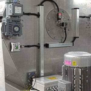 Ein Hersteller von Filteranlagen zur Aufbereitung von technischen Flüssigkeiten nutzt die analogen Signale der Drucksensoren parallel zur kontinuierlichen Staudruckmessung für die Füllstandsmessung zur permanenten Regelung eines Pumpenantriebs.(Bild:  ipf electronic gmbh)