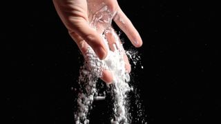 Automatisierte Entpulverung in der Additiven Fertigung: Die Reinigungsmaschinen von Solukon drehen Bauteile in mehrere Achsen, sodass das Restpulver herausrieselt. (©Stefano Pepperino - stock.adobe.com)