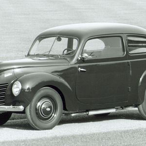 Früher Fastback-Bestseller: Der kompakte Ford Taunus folgte 1939 Designtrends made in USA. Dieser war der Nachfolger des von 1939 bis 1942 gebauten Modells Eifel. 1948 wurde das Modell als Ford Taunus mit der internen Bezeichnung G73A wieder aufgelegt und bis 1952 gebaut. Die Form seiner Karosserie mit Buckelheck, die ihn von allen anderen Taunus-Modellen unterscheidet, brachte ihm den bis heute gebräuchlichen Spitznamen „Buckeltaunus“ ein. (Bild:  Ford)
