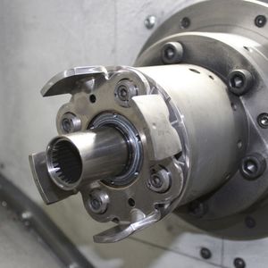 Zwei Baugruppenkomponenten sind per Reibschweißen sicher gefügt. Der typische Schweißwulst lässt sich später einfach und schnell mittels Drehbearbeitung entfernen. (Bild:  Klaus Raiser)