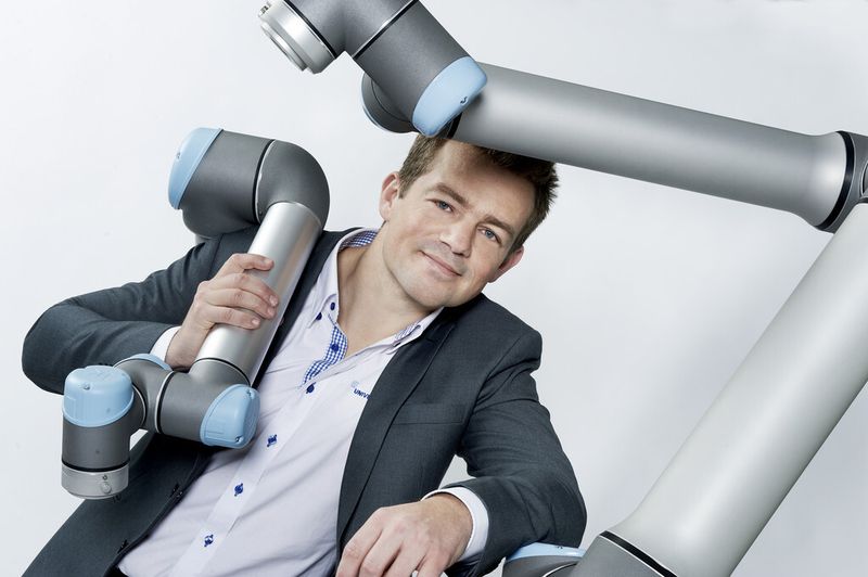 Esben H. Østergaard, Chief Technology Officer von Universal Ronots, mit den Low-Budget-Roboterarmen UR5 und UR10. (Bild: Universal Robots)