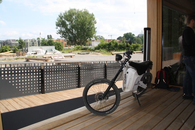 Auf einem der Außenmodule ist eine Ladestation von ABB für das E-Bike angebracht. (Bild: Zwettler, konstruktionspraxis)