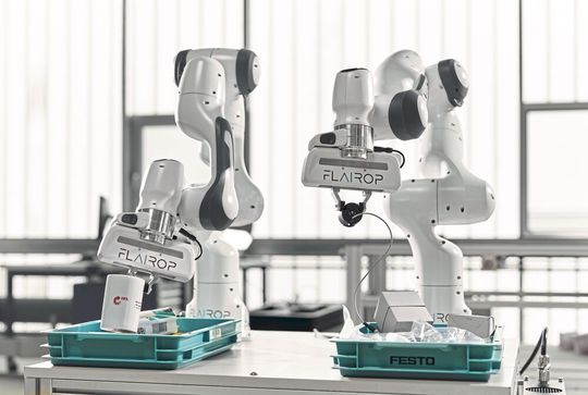 Das gemeinschaftliche Forschungsprojekt „FLAIROP“ hat zutage gefördert, dass schlaue Kommissionierroboter gemeinsam besser greifen können. Das gemeinschaftliche Forschungsprojekt „FLAIROP“ hat zutage gefördert, dass schlaue Kommissionierroboter gemeinsam besser greifen können.