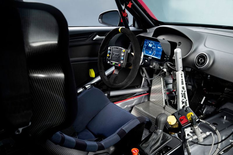 Zur Sicherheitsausstattung gehören unter anderem ein Sicherheitstank nach FIA-Reglement, eine Rennsport-Sicherheitszelle, ein PS3-Sicherheitssitz, FIA-Sicherheitsnetze auf beiden Seiten des Sitzes und eine Rettungsluke im Dach. (Audi)