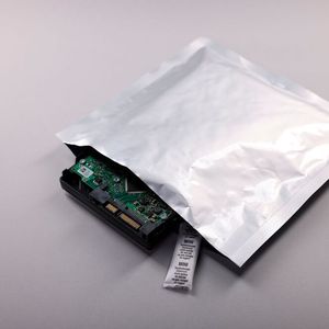 Trockenmittel schützen elektronische Komponenten.(Bild:  Tropack)
