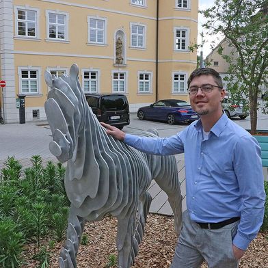 Was will man mehr? Markus Kollinger freut sich über das Ergebnis des Gesamtkunstwerks ebenso wie über den Griff zum Trumpf-Kantenfräser Trutool TKA 700: „Die Investition in dieses Werkzeug hat sich bei uns innerhalb eines Nachmittags amortisiert.“ (Bild: kk-PR)