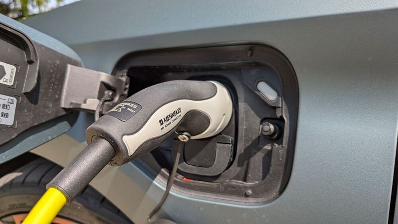 5. Die elektrische Reichweite: Die 122 Kilometer elektrische Reichweite nach WLTP-Zyklus können sich sehen lassen und machen den PHEV im Alltag fast zum echten Elektriker. Cupra gibt für die Stadtfahrt sogar über 150 km an. Laden lässt sich die 19,7-kWh-Batterie mit bis zu 50 kW an der Schnelllladesäule oder mit 11 kW am Wechselstrom – auch das sind echte Fortschritte für die Nutzbarkeit (beim Vorgänger waren es gerade einmal 3,6 kW). Allerdings verweigerte der Testwagen einmal das Laden – nach einer längeren Standphase funktionierte es dann wieder. (Bild: Rosenow – VCG)