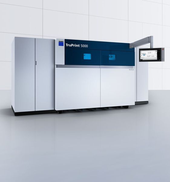 Der Laser- und Lasersystemhersteller Trumpf präsentiert drei metallbasierte 3D-Drucker aus der Serie Tru-Print . Darunter auch den Tru-Print 5000 mit Multilaserprinzip, der sich auf bis zu 500 °C vorheizen lässt und damit hitzebeständige Materialien wie Titan, das in der Medizintechnik besonders oft zum Einsatz kommt, verarbeiten kann. Der Tru-Print 5000 arbeitet im Multilaserprinzip und ist nicht nur mit einem, sondern mit bis zu drei scannergeführten und 500 Watt starken Faserlasern ausgestattet. (Trumpf)