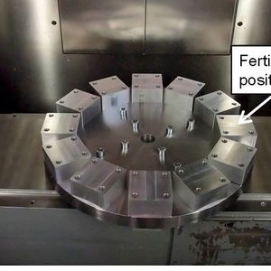 Bild 1: Rohteile der Referenzwerkstücke (links) und Referenzwerkstück (rechts).