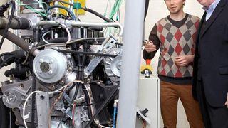 Prof. Dr. Horst Harndorf und Dipl.-Ing. Sascha Prehn am Gas-Versuchsmotor auf dem Motorprüfstand. (ITMZ/ Julia Tetzke Universität Rostock)