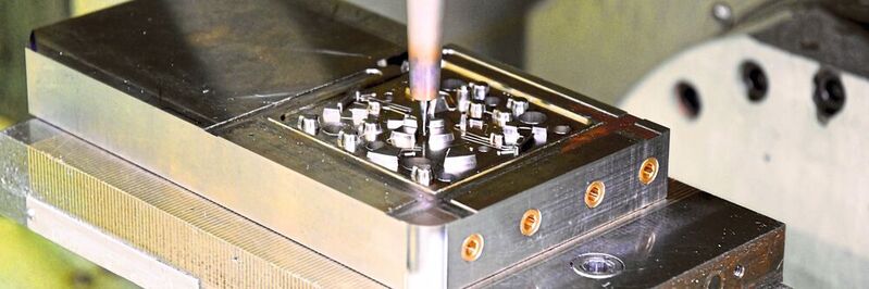 Sharp edges and clean transitions were decisive criteria for the hard machining of the tool insert. 