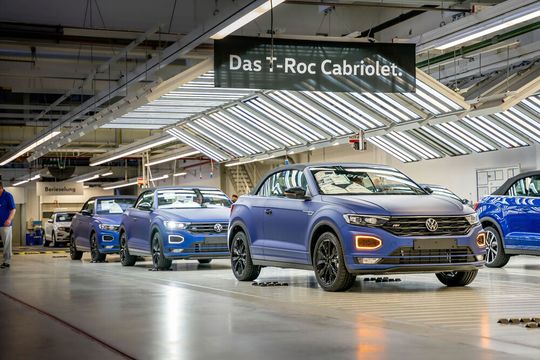 Die Lunte brennt, was die Zukunft des VW-Werkes in Osnabrück angeht, wo der T-Roc das letzte Modell sein wird, das vom Band läuft. Die IG Metall konnte erreichen, dass es unter anderem keine Werksschließungen geben darf. Nun geistert noch eine andere Idee herum ...(Bild:  Volkswagen)