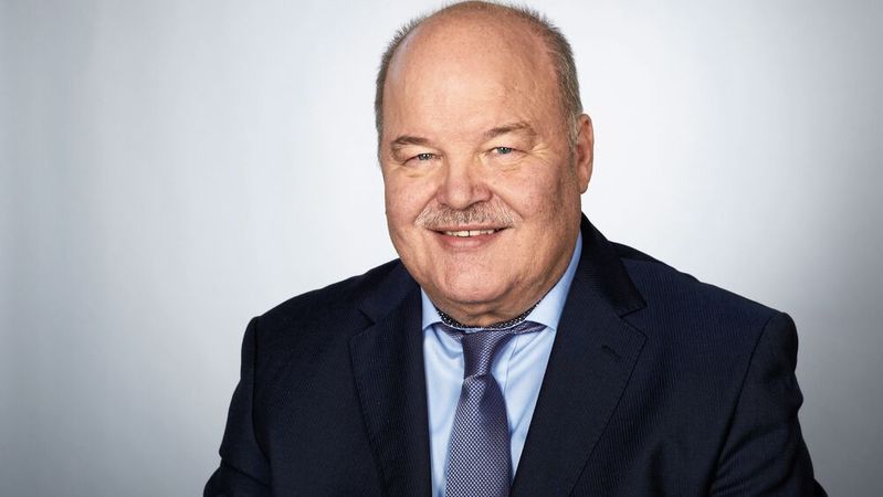 Albert Vetterl, Präsident und Landesinnungsmeister des Kraftfahrzeuggewerbes Bayern, kritisiert den Wirtschaftskurs der Regierung. Günstige Verbrennerfahrzeuge würden als Folge auf dem europäischen Markt verdammt, bezahlbare E-Autos fehlten.(Bild:  Kfz-Gewerbe Bayern)