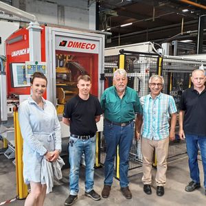 Im Gespräch bei Merkt vor der Dimeco-Anlage (v.l.n.r.) Frauke Finus mit Stefan Jost (Merkt), Bernard Bozian und Sylvain Touboul (beide Dimeco) sowie Georg Kandylakis (Merkt).(Bild:  Finus - VCG)