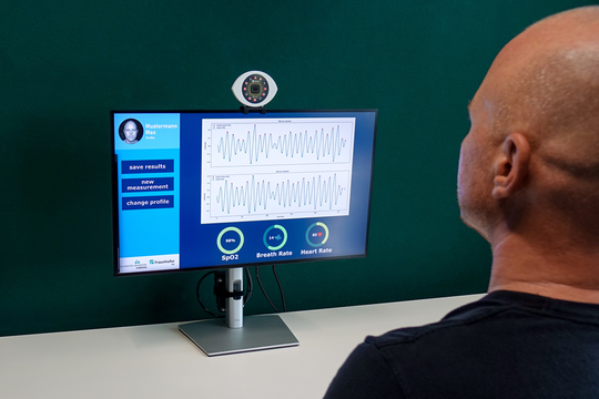 Durch seine kompakte Bauweise kann goVISCAN in Alltagsumgebungen integriert werden – hier z.B. bei der Arbeit an einem PC.(Bild:  © Fraunhofer IOF)