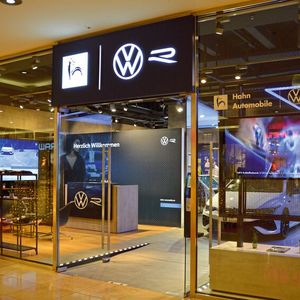 Der Store befndet sich im Breuningerland in Sindelfingen – neben Modegeschäften und anderen Läden.(Bild:  Achter – »kfz-betrieb«)