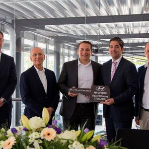 Bei der Schlüsselübergabe (v.l.n.r.): Christopher Hübner (Verkaufsleiter und Prokurist der TG Automobile), Dr. Peter Ritter, Maximilian Ritter (beide Geschäftsführer Torpedo-Gruppe), Daniel Avramovic (Direktor Vertrieb bei Hyundai Motor Deutschland) und Christian Ritter (Geschäftsführer Torpedo-Gruppe). (Foto:  TG Automobile)