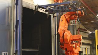 Bild 1: In der Strahlanlage befreit RHI seine stählernen Umlaufpaletten von Teerrückständen, die Handhabung übernimmt ein Roboter. (Bild: Itasse)