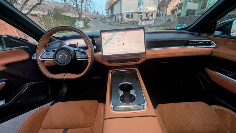 4. Der Innenraum: Wie beim Außendesign sorgt auch der Blick in den Innenraum für einen Wow-Moment. Wäre da nicht das bekannte Marken-Logo auf dem Lenkrad, wüsste man nicht, dass man in einem Mazda sitzt. Bis auf die Lenkrad-Tasten und den Schalthebel hinter dem Lenkrad wurden alle klassischen Bedienelemente aus dem Innenraum verbannt. Selbst in der Mittelkonsole sucht man diese vergeblich.  (Bild: Mauritz – VCG)