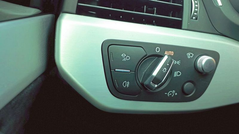 Herrlich: ein richtiger Schalter und kein Druck- oder Folien- bzw. Sensortaster. Haptisch schneller und präziser sowie optisch leichter erkennbar lässt sich ein Lichtschalter einfach nicht umsetzen. Mal sehen, wie das Audi in der nächsten A4-Generation erledigt, die noch in diesem Jahr erscheinen soll. (Bild: VCG)