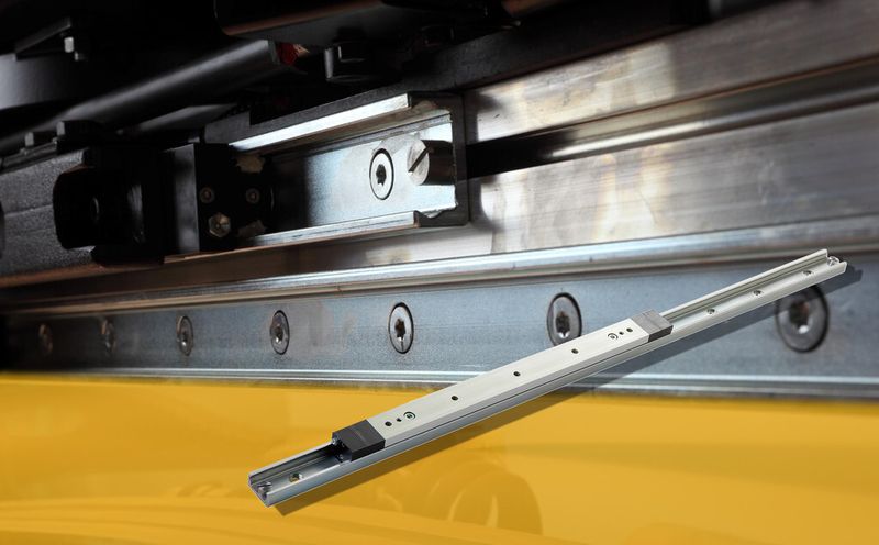 Ein applikationsspezifisches Laufrollensystem auf Basis der Compact Rail ist für das Ausschwenken im Türantrieb BIDS von Bode zuständig. (Bild: Rollon)