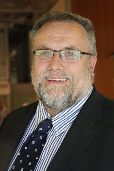 Uwe Lück, IHK Ostwestfalen zu Bielefeld:„Ich bin hergekommen, weil ich hier sehr gut netzwerken kann und viel relevante Entscheider aus den Bereichen Automation, Elektronik und IT treffen konnte. Einen überraschend neuen Aspekt habe ich beim Vortrag von Dr. Sailer von Miele kennengelernt. Offenbar müssen nun auch die ganz großen Marktführer ihre Geschäftsmodelle überdenken und ganz neue Marktbegleiter im Blick haben.Industrie 4.0 – der Zug fährt in die Richtung, und die wird sich nicht aufhalten lassen. Allerdings: Das hat Vor- und Nachteile. Man sollte verantwortlich mit den Möglichkeiten umgehen. Stichwort: Verlust der Datenautonomie. Es geht darum, Herr seiner Daten zu bleiben.“ (Bild: Pfeiffer)