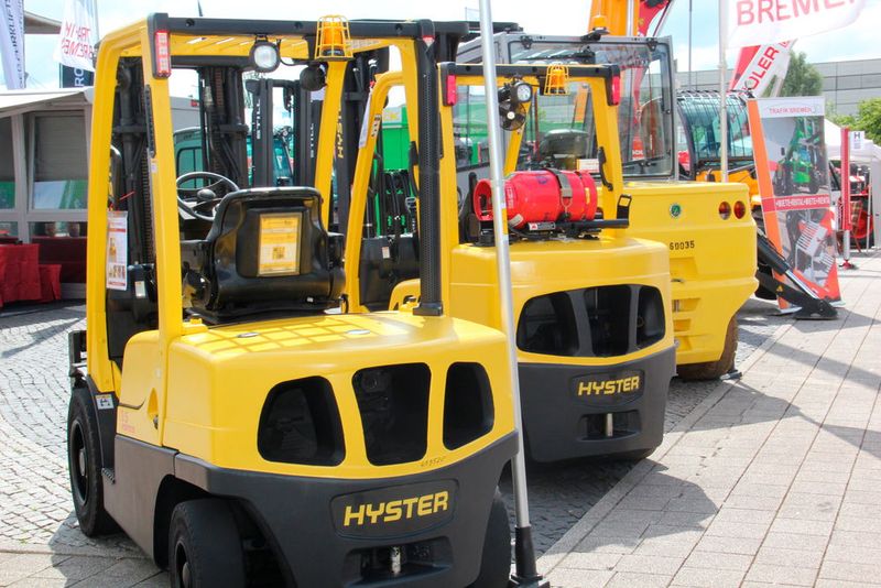 Der Außenbereich wird von Gabelstaplern und anderen Fahrzeugen dominiert. (Bild: Hofmann)