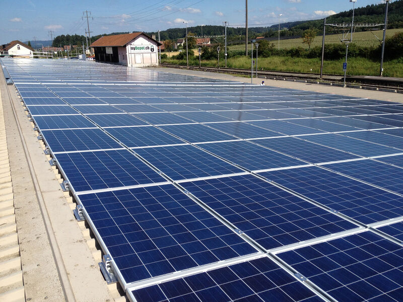 Fast unabhängig: Die Wegmüller AG kann dank der eigenen Photovoltaikanlage Exportverpackungen zu 90% mit eigenem, umweltfreundlichem Strom herstellen. (Bilder: Wegmüller AG)